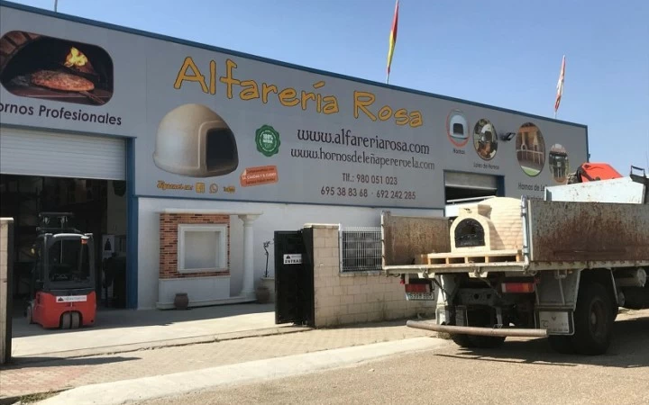 Alfarera Rosa monta y coloca su Horno de Lea